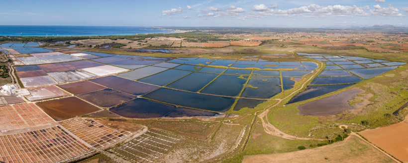 Luftaufnahme der Salinen und Wasserbecken im Salobrar de Campos bei Ses Salines auf Mallorca
