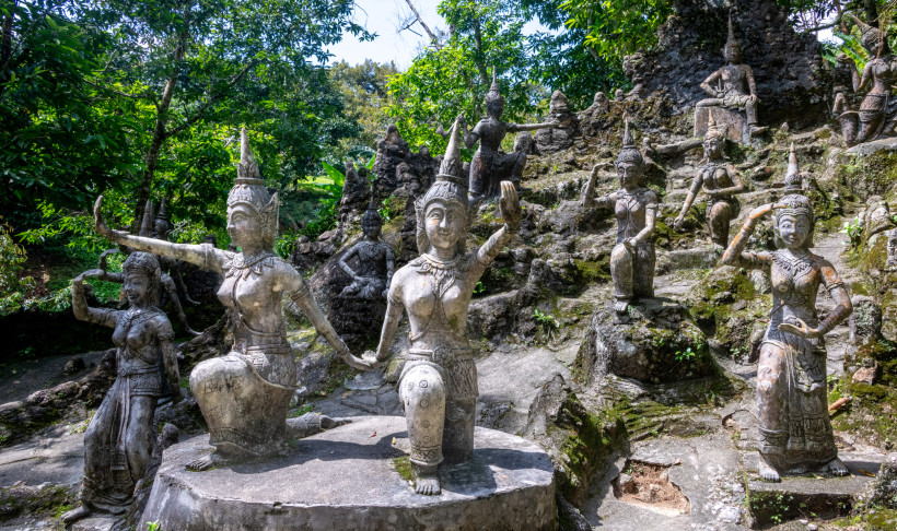 Steinerne Figuren und mystische Statuen im Magic Garden von Koh Samui, Thailand, umgeben von tropischer Natur und dichter Vegetation.