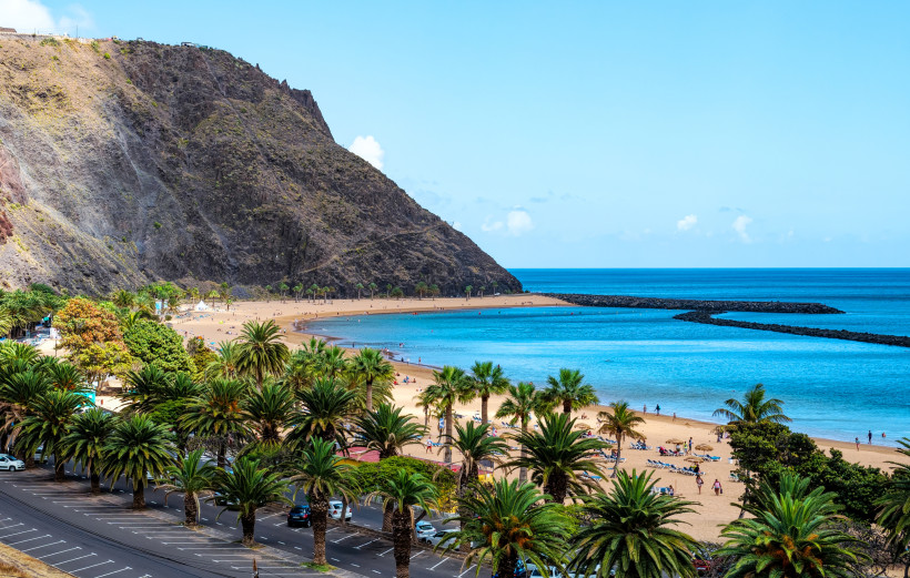 Playa de Las Teresitas auf Teneriffa – Traumstrand mit Palmen und Bergen Playa de Las Teresitas auf Teneriffa – goldener Sandstrand mit Palmen, ruhigem Wasser und beeindruckender Bergkulisse