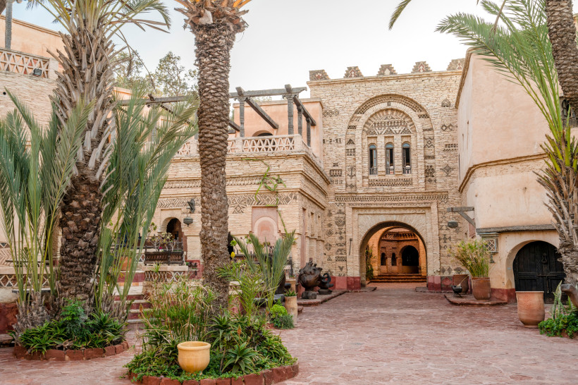 Agadir – traditionelle Architektur und orientalisches Flair Traditionelle marokkanische Architektur in Agadir mit Palmen und verziertem Innenhof – orientalisches Ambiente im Süden Marokkos.