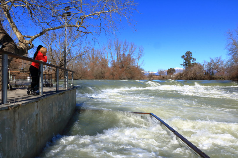 Winterliche Landschaft bei Side mit Fluss und Spazierweg – ruhiger Winterurlaub abseits der Hauptsaison