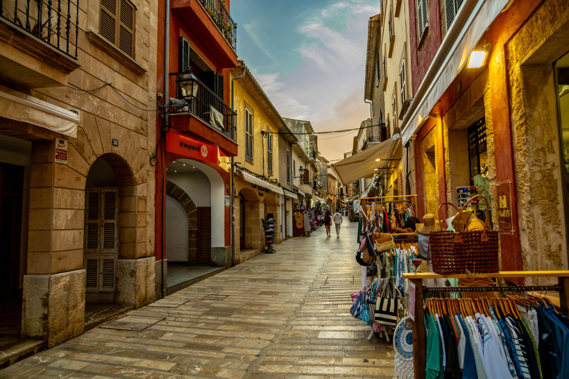 Enge Altstadtgasse in Alcúdia mit Boutiquen, Souvenirläden und Cafés