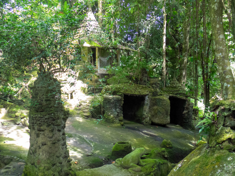 Secret Buddha Garden Koh Samui – versteckter Tempel im Dschungel Moosbewachsene Steinskulpturen und kleine Tempel im Secret Buddha Garden auf Koh Samui, Thailand, verborgen im dichten Dschungel der Insel.