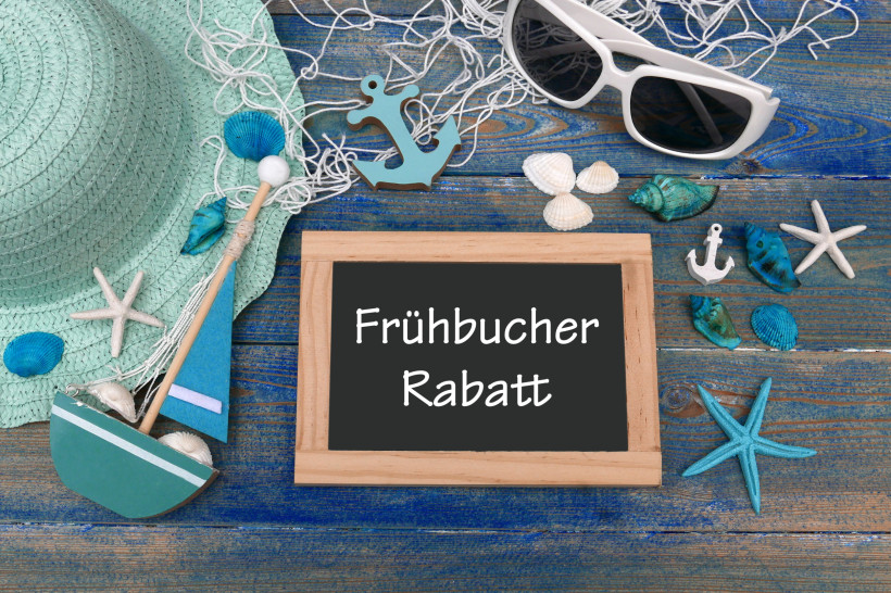 Frühbucher Rabatt – günstiger Urlaub für clevere Planer Frühbucher Rabatt Urlaubsmotiv: maritime Deko mit Sonnenhut, Muscheln, Anker und Tafelschild „Frühbucher Rabatt“ – Symbolbild für günstige Reiseangebote bei früher Buchung.