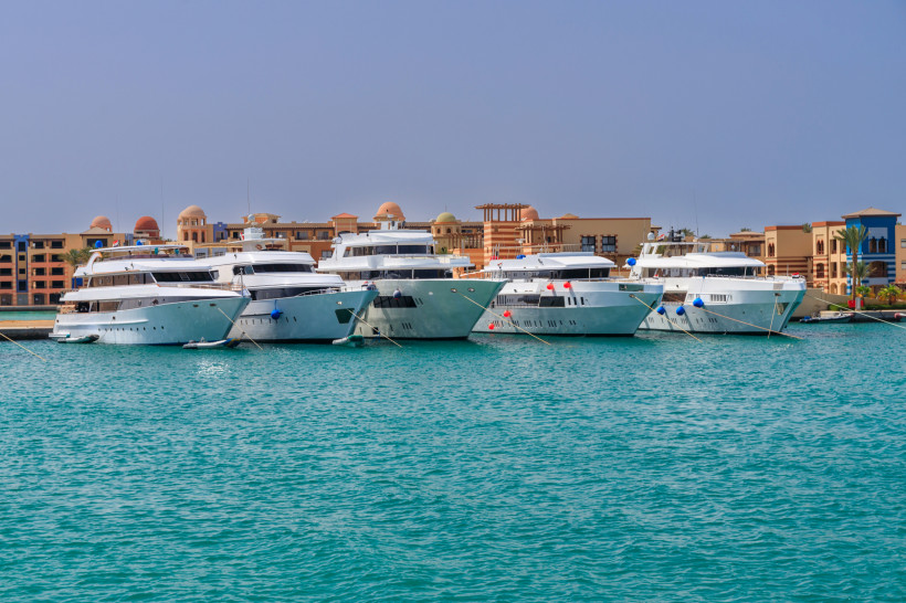 Mehrere weiße Luxusyachten im Hafen von Port Ghalib vor Hotelanlagen am Roten Meer