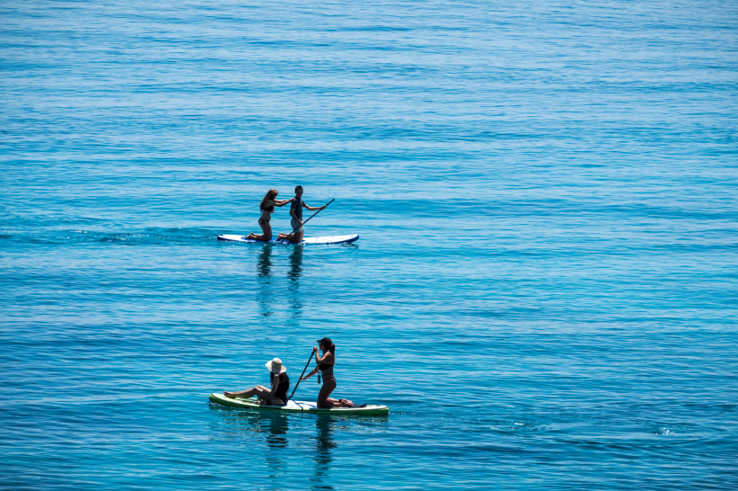 Stand-up-Paddler auf ruhigem Meer vor Can Pastilla, entspannte Wassersportaktivität an der Playa de Palma.