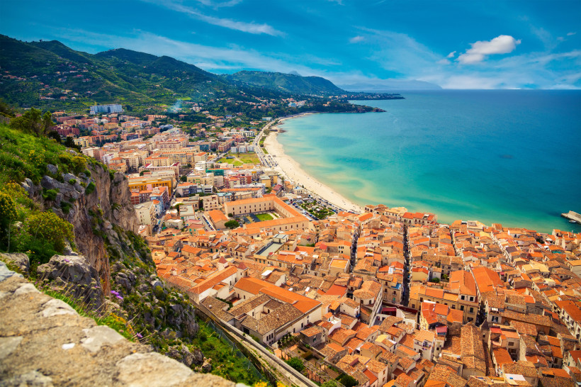 Cefalù Panorama – Altstadt und Strand an Siziliens Nordküste Panoramablick auf Cefalù an der Nordküste Siziliens mit Altstadt, Strand und türkisfarbenem Meer – einer der schönsten Badeorte Italiens