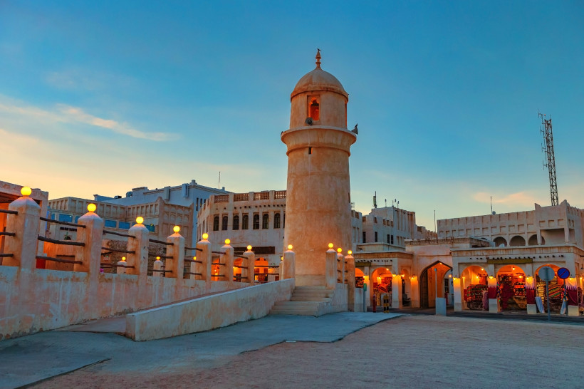 Turm und Marktgebäude im Souq Waqif bei Abendlicht