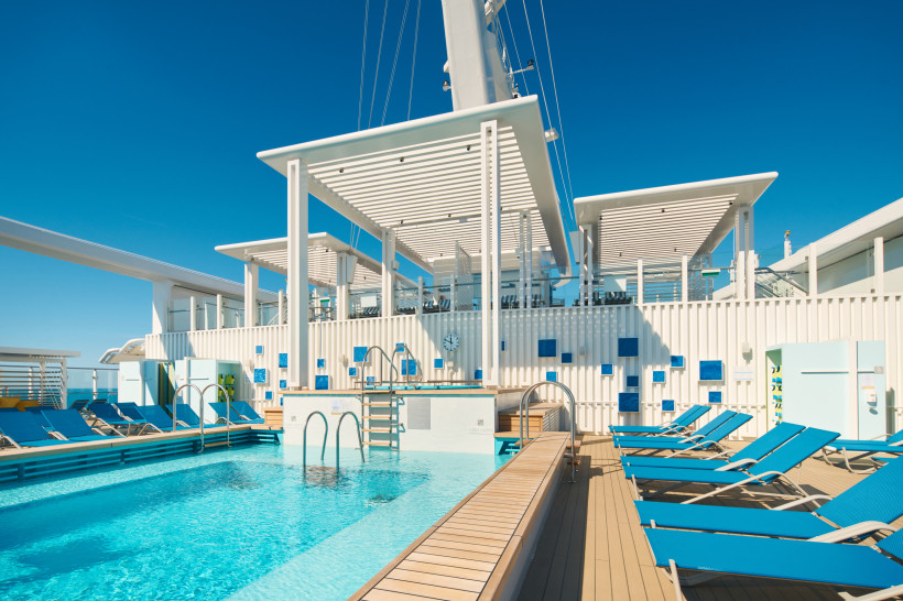 Poolbereich auf dem Kreuzfahrtschiff Costa Toscana mit Liegen und Sonnendächern