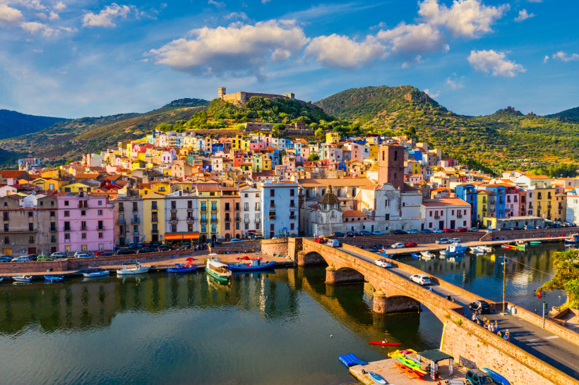 Panorama von Bosa auf Sardinien mit bunten Häusern, dem Fluss Temo und dem Castello Malaspina – einer der schönsten Orte an der Westküste der Insel