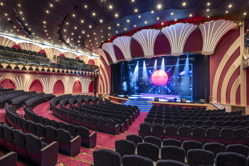 Innenansicht des Covent Garden Theatre auf der MSC Orchestra mit Sitzreihen, Balkonen und beleuchteter Bühne