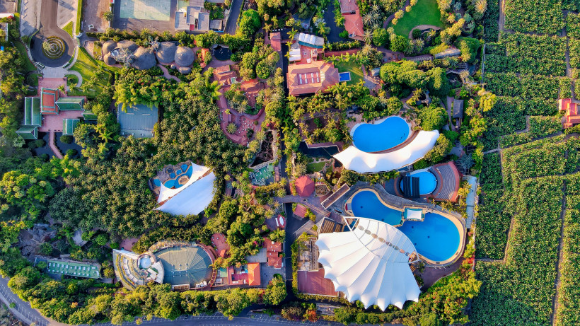 Loro Parque Teneriffa aus der Vogelperspektive – beeindruckende Luftaufnahme des berühmten Tier- und Freizeitparks Luftaufnahme des Loro Parque auf Teneriffa mit tropischen Gärten, großen Pools und weitläufigen Anlagen – einer der beliebtesten Ausflugsorte der Insel.