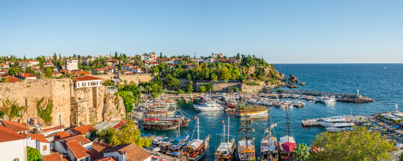 Altstadt Kaleici und Hafen von Antalya – Panorama an der Türkischen Riviera Panoramablick auf die Altstadt Kaleiçi und den Hafen von Antalya mit Stadtmauer, Booten und Mittelmeer – Kombination aus Geschichte, Meer und maritimem Flair
