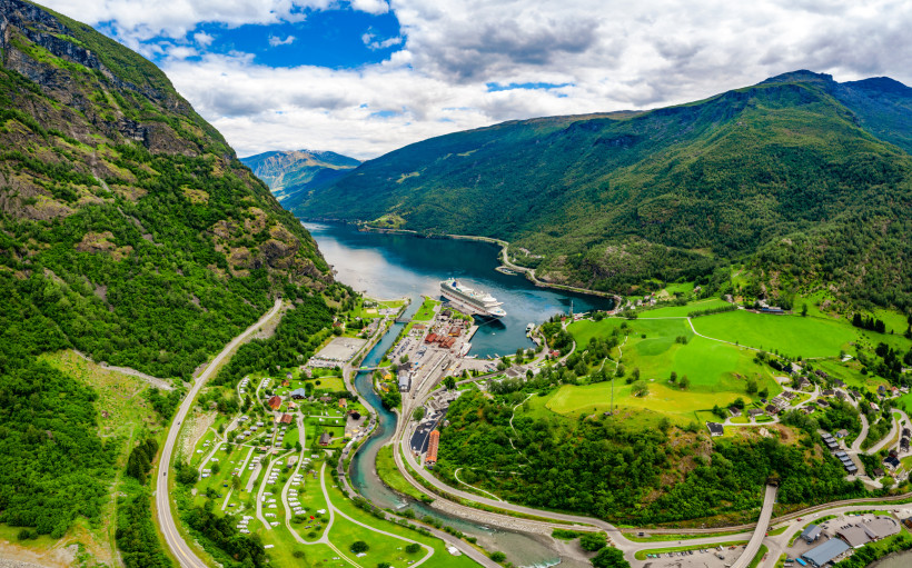 Aurlandsfjord bei Flåm, Norwegen Blick über den Aurlandsfjord bei Flåm mit Kreuzfahrtschiff, Ort und grünen Berghängen