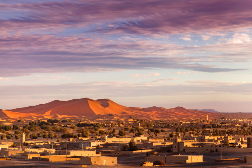 Merzouga – Wüstendorf am Erg Chebbi in Marokko Blick auf das Wüstendorf Merzouga mit den beeindruckenden Sanddünen des Erg Chebbi im Hintergrund – beliebtes Reiseziel in der Sahara Marokkos.