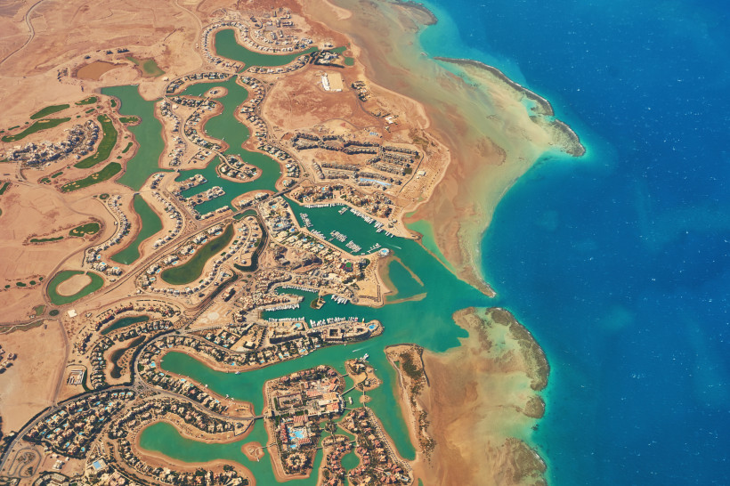 Luftaufnahme von El Gouna mit Lagunen, Resorts und dem tiefblauen Roten Meer