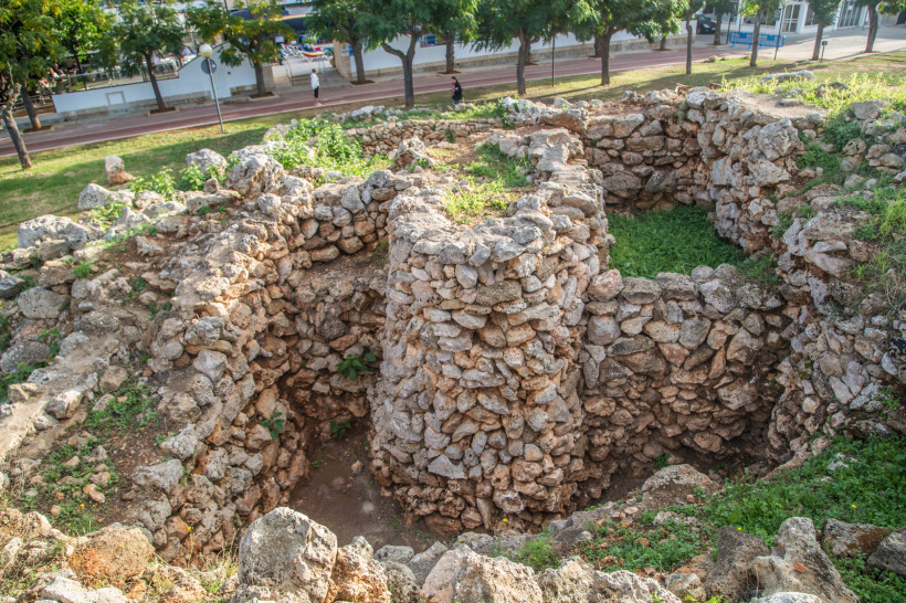Steinruinen des Talayot de S’Illot mit kreisförmigen Mauern und Innenhof