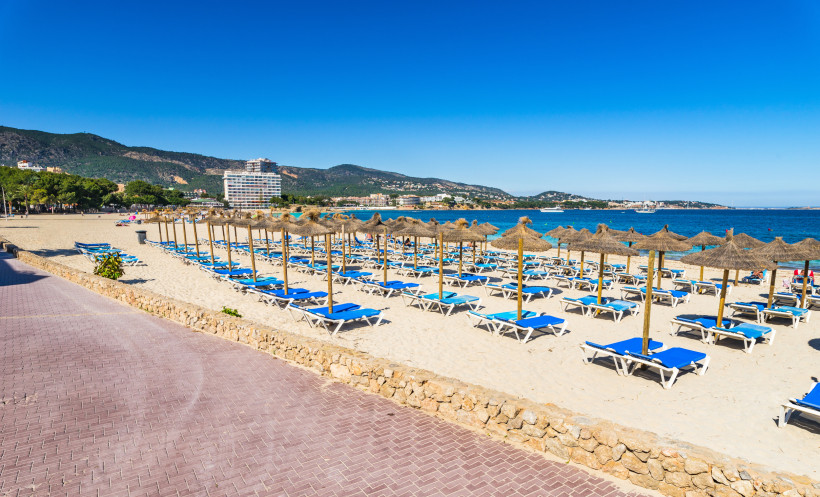 Promenade von Palma Nova mit Strand, Liegen und Sonnenschirmen am Meer