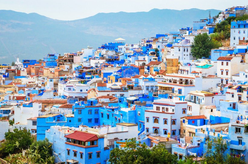 Chefchaouen – die blaue Stadt im Rif-Gebirge Marokkos Panoramablick auf die blau gestrichenen Häuser von Chefchaouen im Rif-Gebirge, Marokko – berühmte Sehenswürdigkeit und Fotomotiv.
