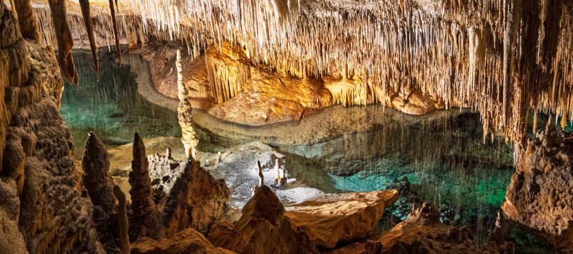 Tropfsteinhöhle Cuevas del Drach mit Stalaktiten und unterirdischem See