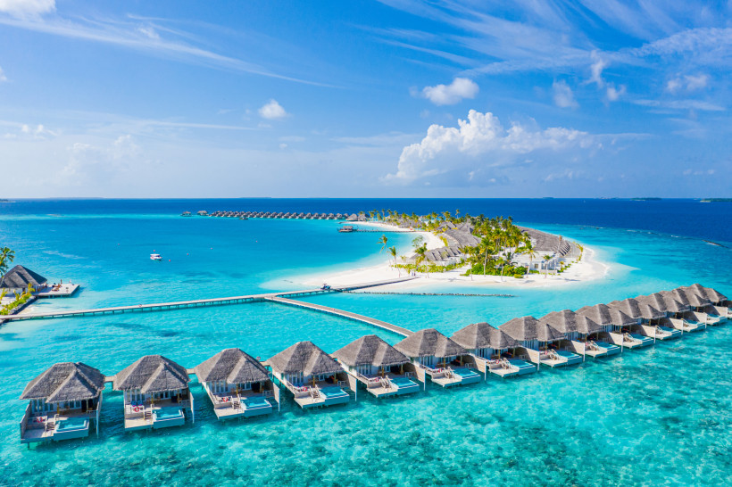 Malediven Ein atemberaubendes Luxusresort auf einer tropischen Insel mit eleganten Wasservillen, weißem Sandstrand und kristallklarem Meer.Perfekt für einen exklusiven Traumurlaub inmitten paradiesischer Natur.