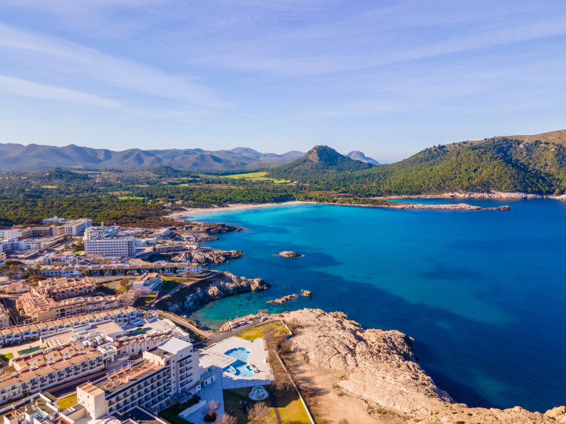 Panoramablick auf Cala Ratjada mit Küste, Badebuchten, Hotels und türkisblauem Meer auf Mallorca