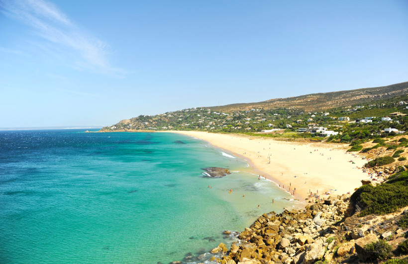 Panoramablick auf den Sandstrand Playa de los Alemanes mit türkisfarbenem Meer und Küstenhügeln im Hintergrund