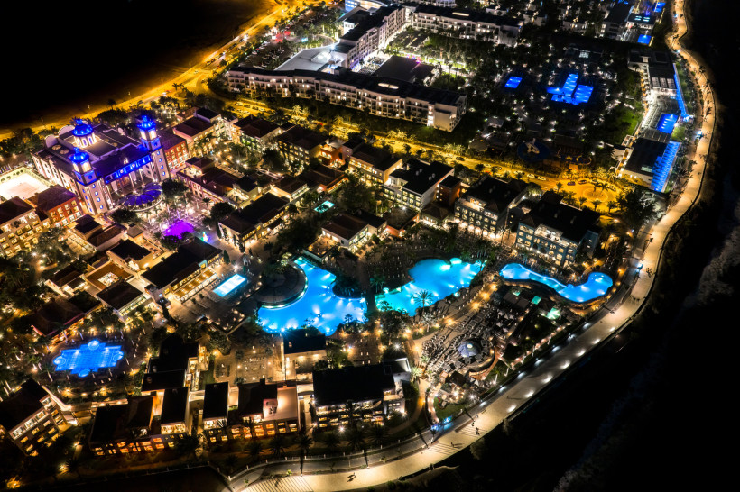 Nachtaufnahme des Lopesan Costa Meloneras Bereichs mit beleuchteten Hotelanlagen und Poollandschaft