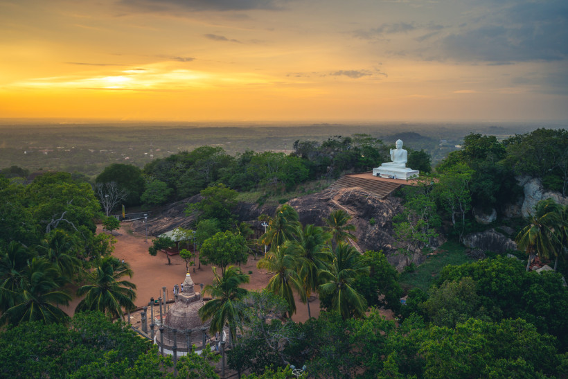 Anuradhapura, Sri Lanka anorama von Mihintale in Sri Lanka mit weißer Buddha-Statue und Tempelanlage im Sonnenuntergang