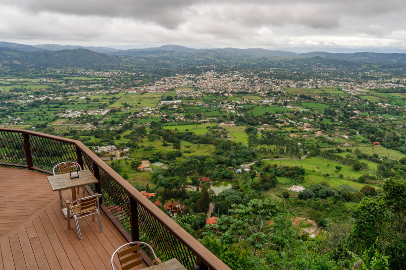 Dominikanische Republik Aussichtsplattform mit Blick auf die grüne Landschaft und Stadt Jarabacoa in der Dominikanischen Republik