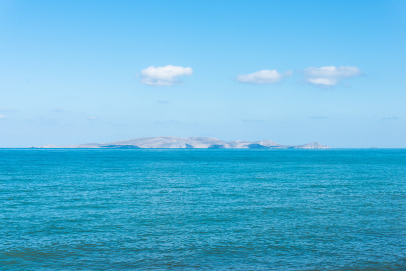Blick über das Meer auf die Insel Dia am Horizont