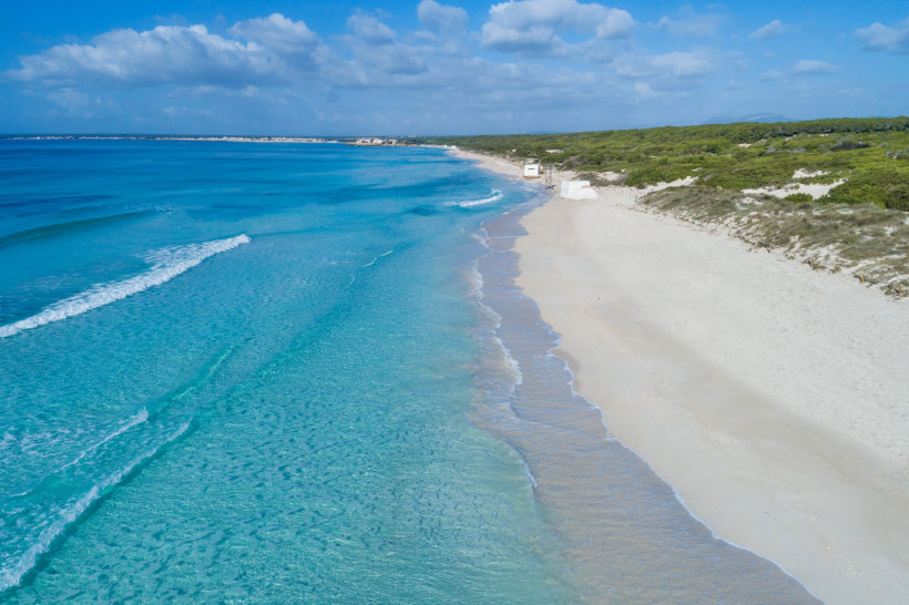 Es Trenc Strand – Weißer Sand und türkisblaues Meer auf Mallorca Es Trenc Strand Mallorca mit feinem weißen Sand und türkisblauem Wasser bei Sonnenschein