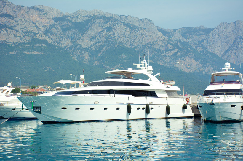 Luxusyacht im Hafen von Kemer vor dem Taurusgebirge – exklusiver Urlaub an der Türkischen Riviera mit maritimem Flair