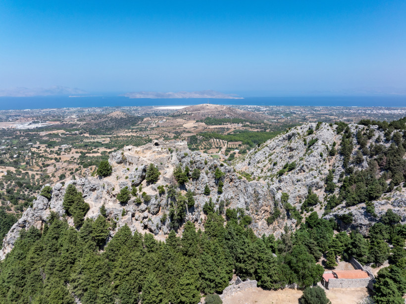 Kos - Pyli Panoramablick auf die byzantinische Festung von Paleo Pyli auf Kos, umgeben von Felsen und grünen Wäldern mit Blick bis zur Küste