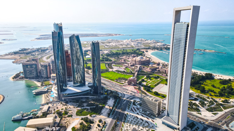 Luftaufnahme der Etihad Towers und des Conrad Hotels in Abu Dhabi mit Blick auf die Küste und das türkisfarbene Meer