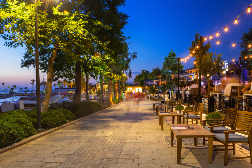 Beleuchtete Hafenpromenade in Side am Abend mit Restaurants, Palmen und entspannter Urlaubsatmosphäre