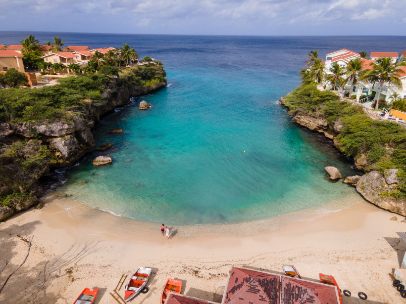 Playa Lagun – Luftaufnahme der idyllischen Bucht auf Curaçao Luftaufnahme des Playa Lagun auf Curaçao mit türkisblauem Wasser und Klippen