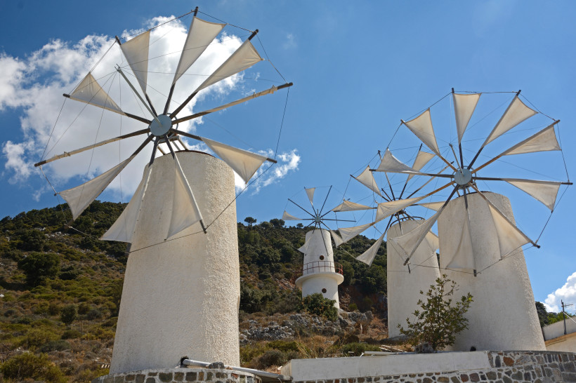 Windmühlen auf der Lassithi-Hochebene Windmühlen mit weißen Segeln auf der Lassithi-Hochebene unter blauem Himmel