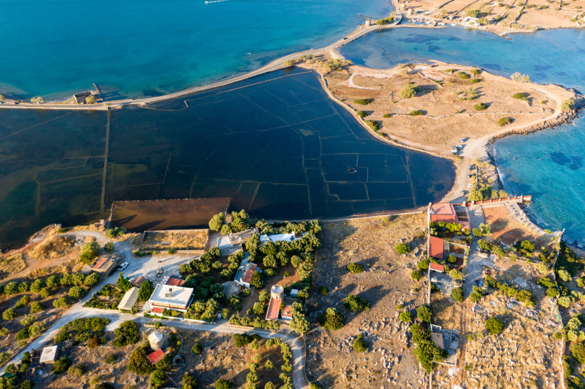 Überreste der antiken Stadt Olous an der Küste, Luftaufnahme Luftaufnahme der Überreste der antiken Stadt Olous in einer flachen Küstenlagune