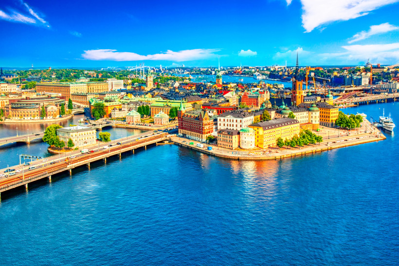 Panoramablick auf Stockholm mit Altstadt, Brücken und Uferbebauung am Wasser