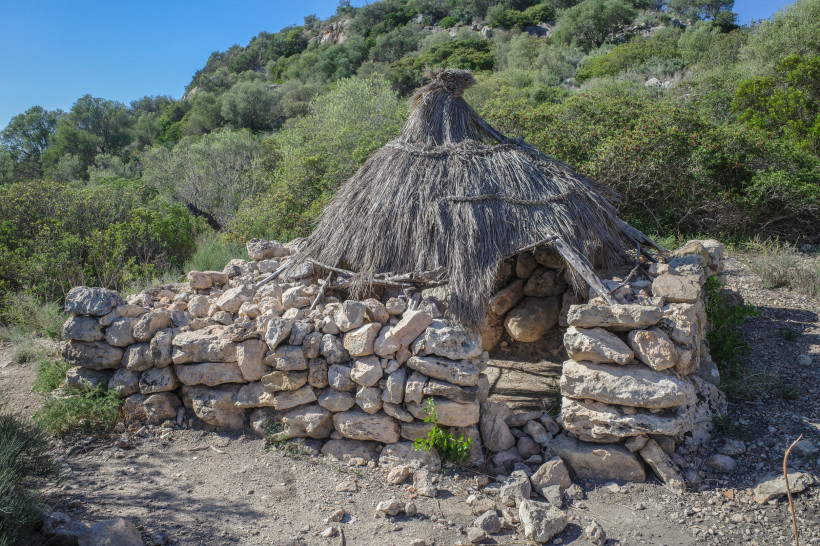 Steinhütte mit Strohdach im Naturpark Puig de sa Morisca