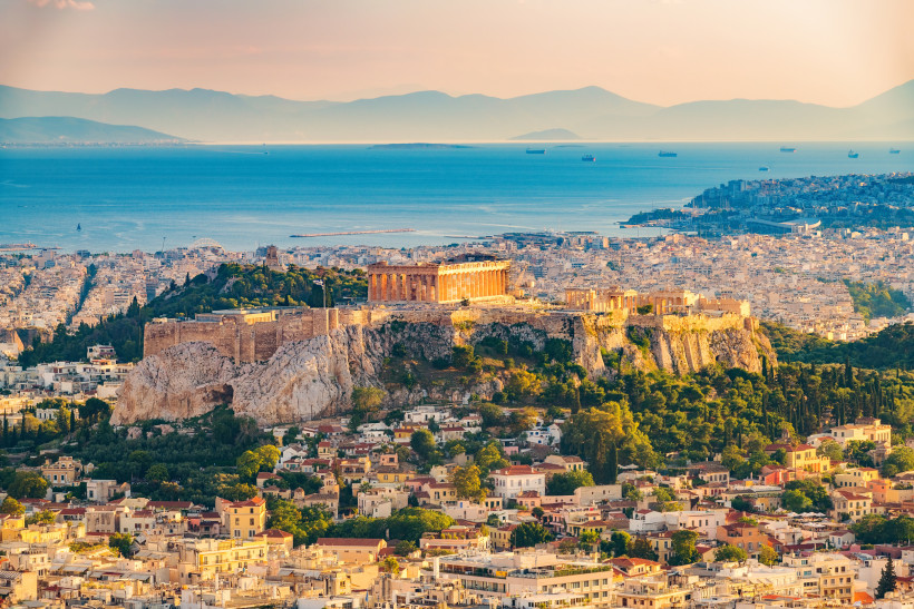 Blick auf die Akropolis mit Parthenon über der Stadt Athen, im Hintergrund das Meer