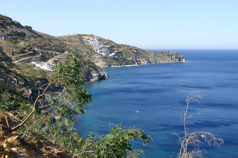 Kreta für Ruhesuchende: Blick auf eine Bucht an der Nordküste Bucht an der Nordküste Kretas mit ruhigem Meer und Hängen mit wenigen Gebäuden