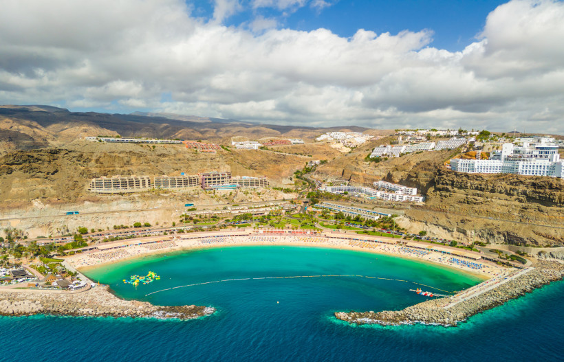 Playa de Amadores Bucht Gran Canaria Traumhafte Bucht von Playa de Amadores mit türkisblauem Wasser und hellem Sandstrand.