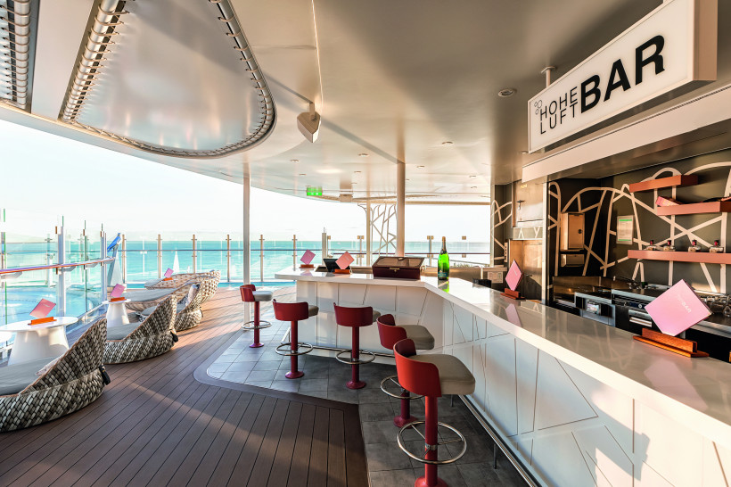 Hoheluft Bar auf Mein Schiff 1 mit Tresen, Barhockern und Blick auf das Meer