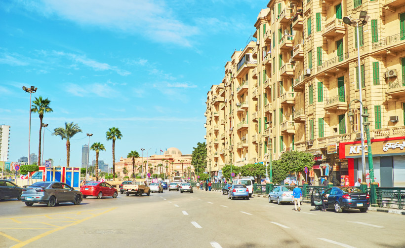 Kairo, Ägypten am 24. Dezember Platz in Kairo, Gebäude, Autos und Menschen auf der Straße