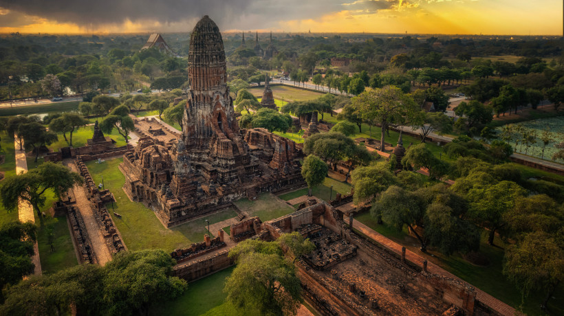 Ayutthaya Thailand – Tempelruinen bei Sonnenuntergang | Historische Highlights 2025/2026 Luftaufnahme der Tempelruinen von Ayutthaya in Thailand bei goldenem Sonnenuntergang – UNESCO-Welterbe umgeben von grünen Parkanlagen.