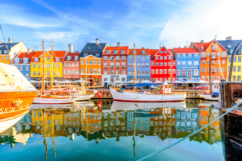 Nyhavn, Kopenhagen: farbige Gebäude am Hafen mit liegenden Booten Nyhavn in Kopenhagen mit bunten Häuserfassaden und Booten am Hafenbecken