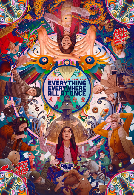 Singapur Buntes Filmplakat des Films 'Everything Everywhere All at Once'. In der Mitte eine Frau mit erhobenen Händen, umgeben von mehreren Versionen ihrer selbst und anderen Figuren in surrealen Szenen. Der Hintergrund ist psychedelisch mit leuchtenden Farben, Au
