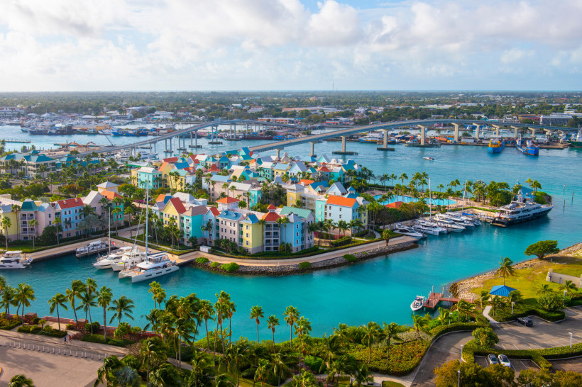 Nassau: Blick auf Yachthafen, farbige Gebäude und Brücke Luftaufnahme von Nassau mit Yachthafen, bunten Gebäuden und Brücke über türkisfarbenes Wasser